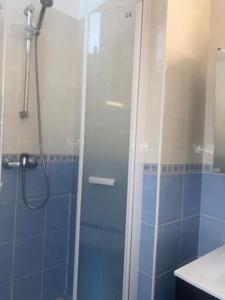 eine Dusche mit Glastür im Bad in der Unterkunft Appartement à Paris in Le Raincy