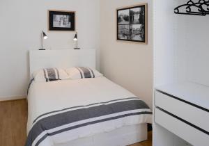 מיטה או מיטות בחדר ב-Les Appartements de Cyrano