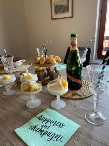 a table with plates of food and a bottle of champagne at Duplex Cosy 85 m2 hyper centre Châlons-en-Champagne in Châlons-en-Champagne +16 photos