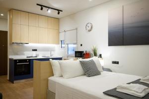 cocina con cama grande en una habitación en Seaside Serenity: Charming Studio Flat, en Atenas
