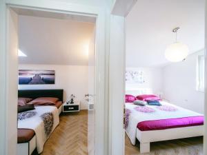 Lova arba lovos apgyvendinimo įstaigoje Luxurious Apartment in Zadar with Garden