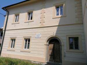 un viejo edificio con una puerta en el costado en Križkov dom, en Kremnica
