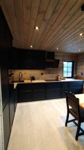 Kjøkken eller kjøkkenkrok på Ny og moderne hytte i Stryn