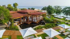 una vista aérea de un complejo con sombrillas en Capo Bay Hotel, en Protaras