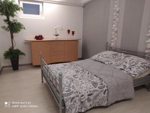 a bedroom with a bed and a dresser in it at Park Villa Ferienwohnung mit Pool und 3 Schlafzimmer in Uelzen