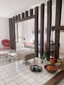 a living room with a couch and a table at Au nom de la rose, beau 3 pièces en centre-ville in Provins
