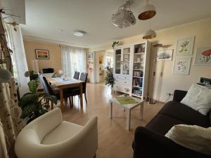 皮尔纳Ferienwohnung Bille的客厅里有一张沙发和一张桌子。