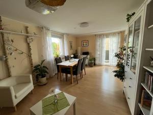 ein Wohnzimmer mit einem Tisch und einem Esszimmer in der Unterkunft Ferienwohnung Bille in Pirna
