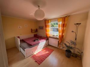 ein kleines Schlafzimmer mit einem Bett und einem Fenster in der Unterkunft Ferienwohnung Bille in Pirna