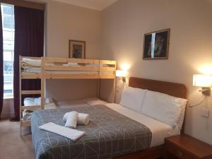 Postel nebo postele na pokoji v ubytování Aberdeen House