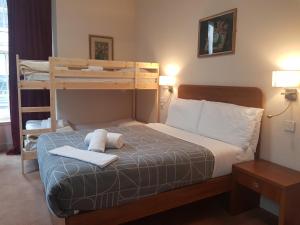 Postel nebo postele na pokoji v ubytování Aberdeen House
