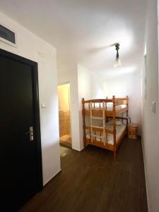 pasillo con habitación con cama y puerta en Sozopol Old Town - Studio 1, en Sozopol
