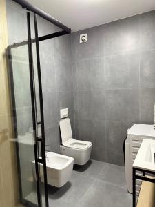 ein Bad mit einem WC und einem Waschbecken in der Unterkunft 3H apartment ,Vienna Residence in Shkodra