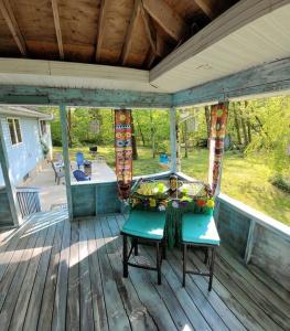 een veranda met een tafel en een fruitschaal bij Experience The Serenity Of Pineapple Acre Pocono in Stroudsburg