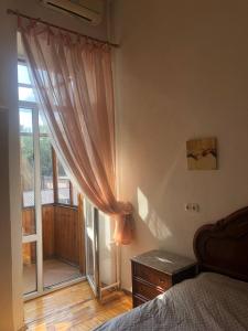 1 dormitorio con 1 cama y puerta corredera de cristal en Comfortable apartments near Gulliver, en Kiev