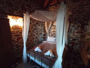 a bedroom with a bed with a mosquito net at Moonstone retreat in Mesokhória
