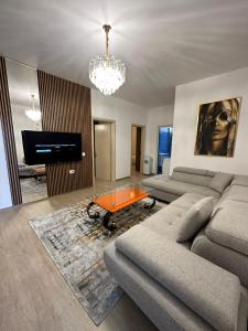 - un salon avec un canapé et une table dans l'établissement Holiday apartaments, à Tirana