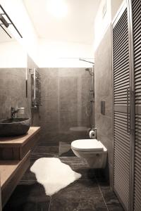 uma casa de banho com um WC e um lavatório em Bright attic flat in the centre em Riga