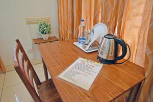 una mesa de madera con un hervidor de agua encima en Villa Waves, en Pondicherry