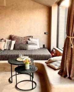 ein Wohnzimmer mit einem Bett und einem Tisch in der Unterkunft Hoeve La Cascina in Deinze