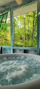Fotografie z fotogalerie ubytování Experience The Serenity Of Pineapple Acre Pocono v destinaci Stroudsburg