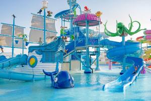 einen Wasserpark mit einer Wasserrutsche im Wasser in der Unterkunft Movenpick Waterpark Resort & Spa Soma Bay in Hurghada