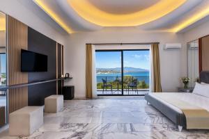 a bedroom with a bed and a view of the ocean at Sun Pearl Resort Çeşme in İzmir