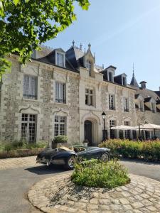 um carro velho estacionado em frente a um edifício em Chateau De Fere em Fère-en-Tardenois