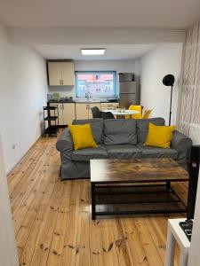 un soggiorno con un divano e un tavolo di Central Plaza a Katowice