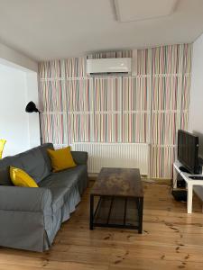 un soggiorno con un divano e un tavolino da caffè di Central Plaza a Katowice