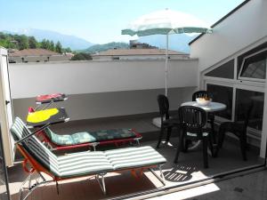 a balcony with a table and an umbrella at Ponte Melfa Apartment in Gallinaro