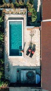 an overhead view of a swimming pool with a window at Hoeve La Cascina in Deinze