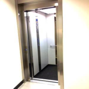 普洛耶什蒂的住宿－Mercur Studio Ploiesti，走廊上设有玻璃门,通往电梯