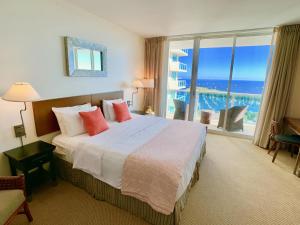 um quarto de hotel com uma cama e uma grande janela em Spectacular Views in Bayfront Coconut Grove em Miami