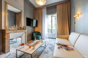 a living room with a couch and a fireplace at Le Champlain in La Rochelle