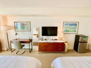 een hotelkamer met een bureau en een flatscreen-tv bij Spectacular Views in Bayfront Coconut Grove in Miami