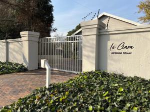 Johannesburg的住宿－Le'Ciara Luxury Guest House，白色的围栏,上面有读到桃花氏街的标志