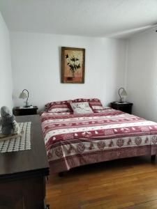 een slaapkamer met een bed met een tafel en twee lampen bij Casa Vauterin VDA CIR 0019- 0021-0022-0026- in La Thuile