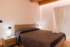 a bedroom with a bed and two lamps and a door at Tana a 5 STELLE in Capradosso