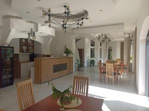 - une cuisine et une salle à manger avec une table et des chaises dans l'établissement Zajazd Miechus, à Miechów