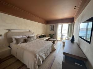 Schlafzimmer mit einem Bett und Meerblick in der Unterkunft Igisó in Ermoupoli