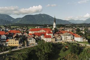 uma vista aérea de uma cidade com uma igreja em Grajski Dvor em Radovljica