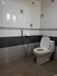 A bathroom at SAND BEACH HOUSE VARKALA Még 18 kép