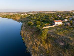 una vista aérea de una casa a orillas de un río en Laguna Nuferilor Habitat, en Somova