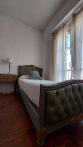 1 dormitorio con 1 cama con sofá y ventana en Muy Amplio Departamento en el Centro a cuadras del Mar y Casino en Mar del Plata