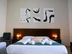 1 dormitorio con 1 cama con toallas en My Friend Antonia, en Barcellona-Pozzo di Gotto
