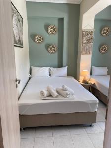 een slaapkamer met een bed met handdoeken erop bij kallas apartments in Laganas