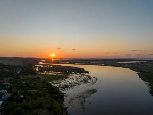 una vista aerea di un fiume al tramonto di Laguna Nuferilor Habitat a Somova