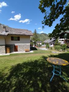 een picknicktafel in de tuin van een huis bij Casa Vauterin VDA CIR 0019- 0021-0022-0026- in La Thuile +126 foto's