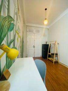 ein Zimmer mit einem Tisch, Stühlen und einem Gemälde in der Unterkunft AN House Hanoi - Ngõ Huyện in Hanoi